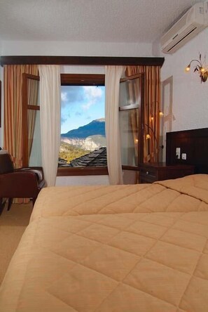 In-room safe, soundproofing, free WiFi - Taxiarches Hotel (Zagori)