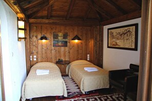 In-room safe, soundproofing, free WiFi - Taxiarches Hotel (Zagori)