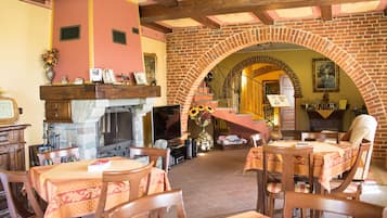 Cucina italiana, con tavoli all'aperto