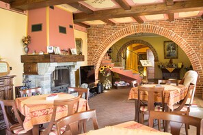 Italian cuisine, alfresco dining  - Cascina Bellavista (Tigliole)