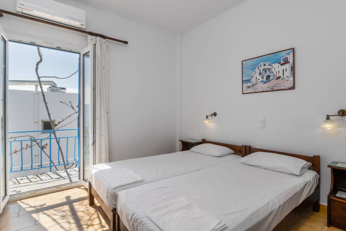 Apartment, 1 Bedroom, Kitchenette | Hypo-allergenic bedding, soundproofing, iron/ironing board, free WiFi