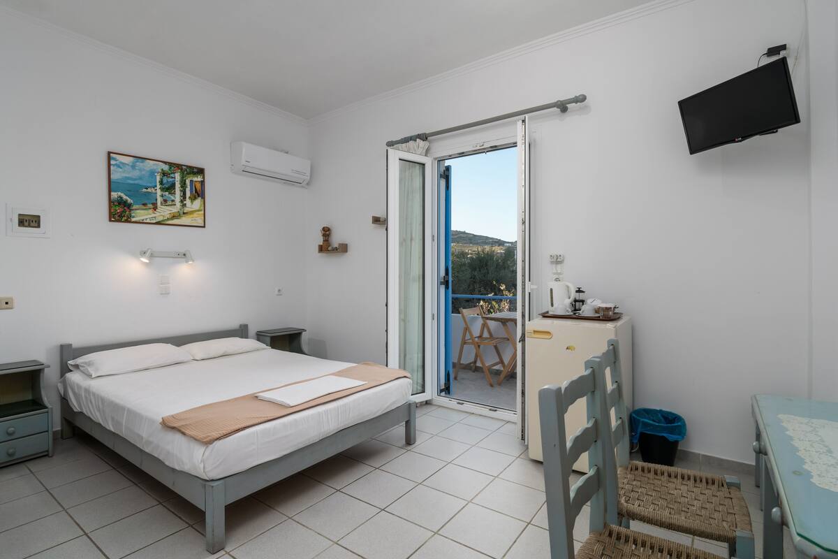 Standard Room, Balcony | Hypo-allergenic bedding, soundproofing, iron/ironing board, free WiFi