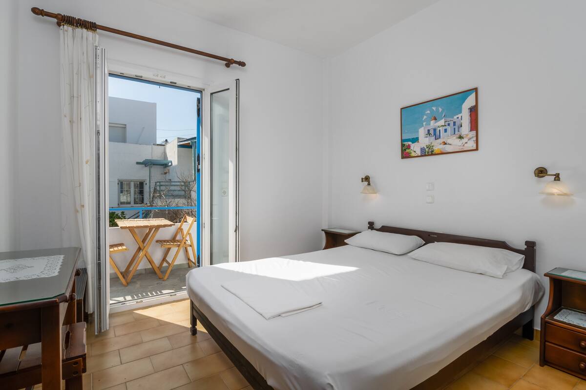 Apartment, 1 Bedroom | Hypo-allergenic bedding, soundproofing, iron/ironing board, free WiFi