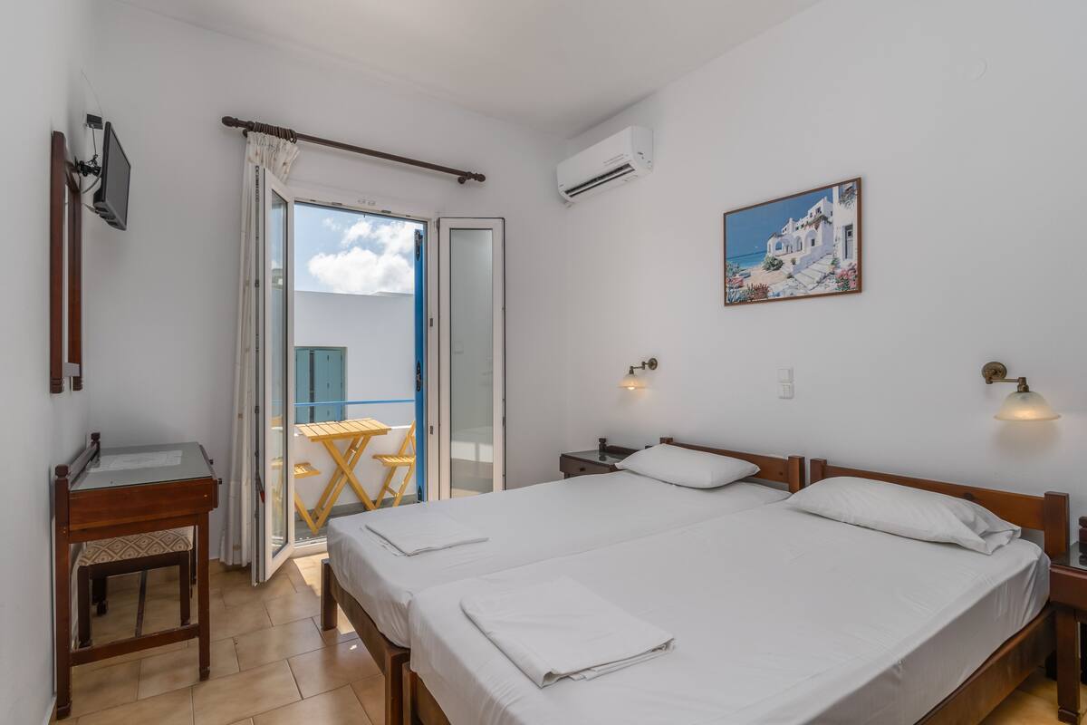 Apartment, 2 Bedrooms, Kitchenette | Hypo-allergenic bedding, soundproofing, iron/ironing board, free WiFi