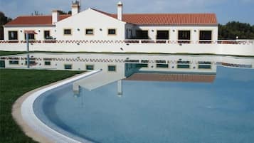 Piscina stagionale all'aperto, lettini