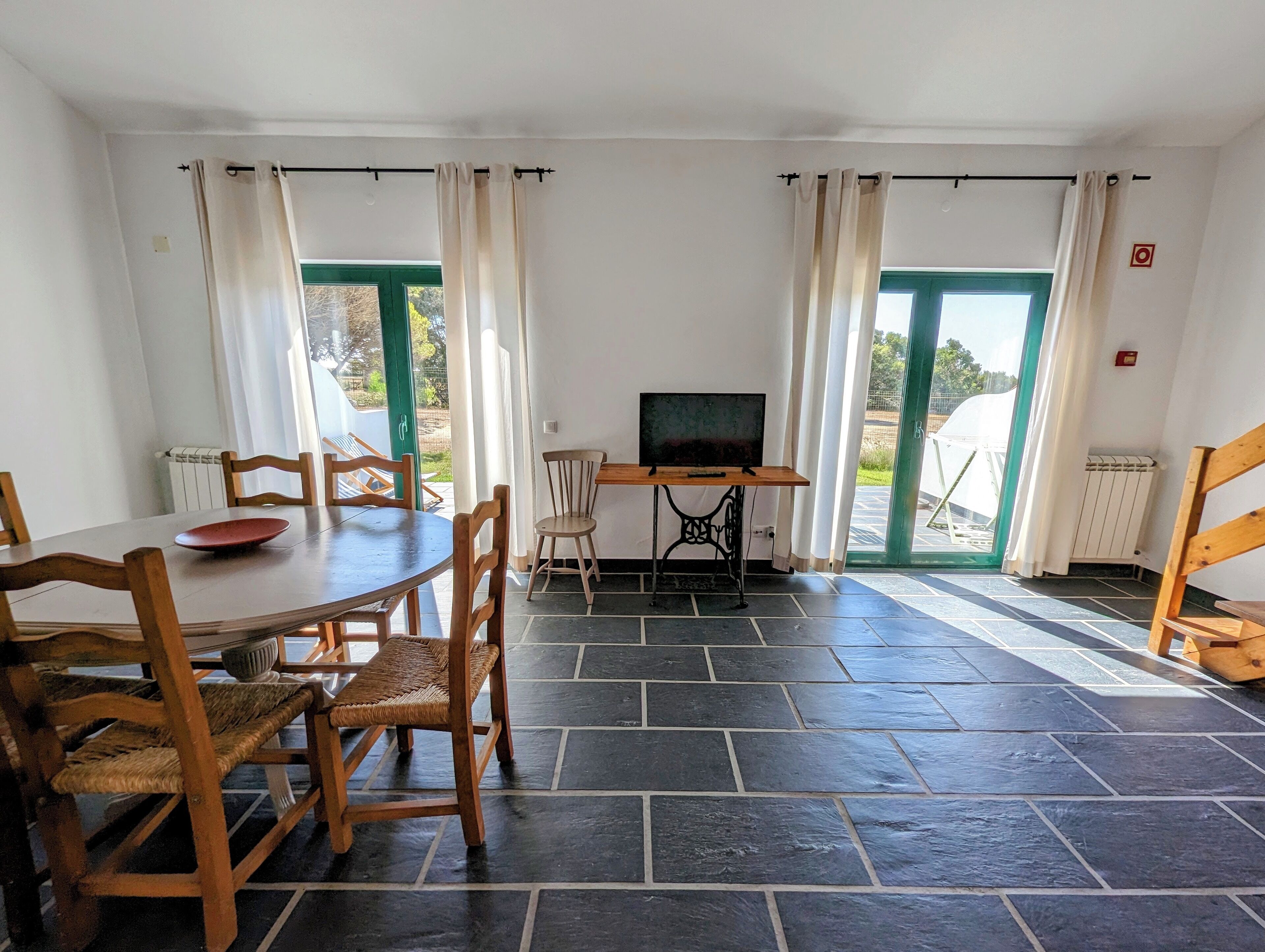 Appartamento familiare, 1 camera da letto, vista giardino, al piano ammezzato | Area soggiorno | TV 30 cm con canali via cavo