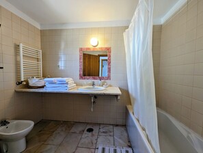 Tina, toallas, papel de baño 