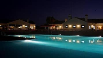 Sæsonbestemt udendørs pool, åben fra kl. 09.00 til kl. 21.00, liggestole