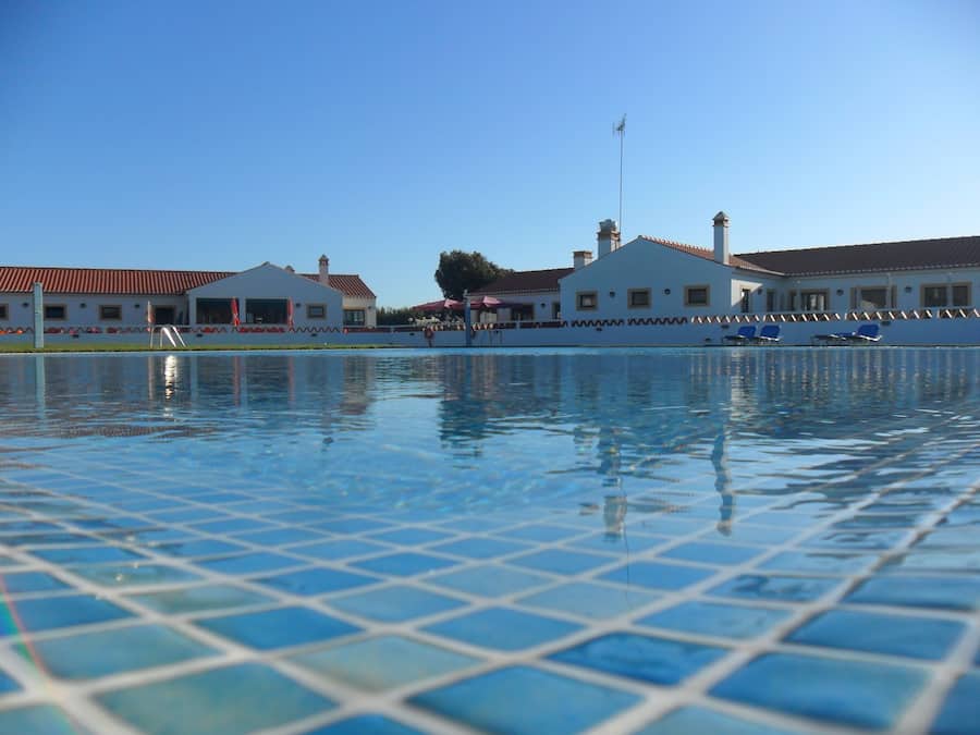 Piscina a l'aire lliure de temporada (horari: 09:00-21:00) i gandules