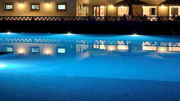 Una piscina al aire libre de temporada (de 09:00 a 21:00), tumbonas