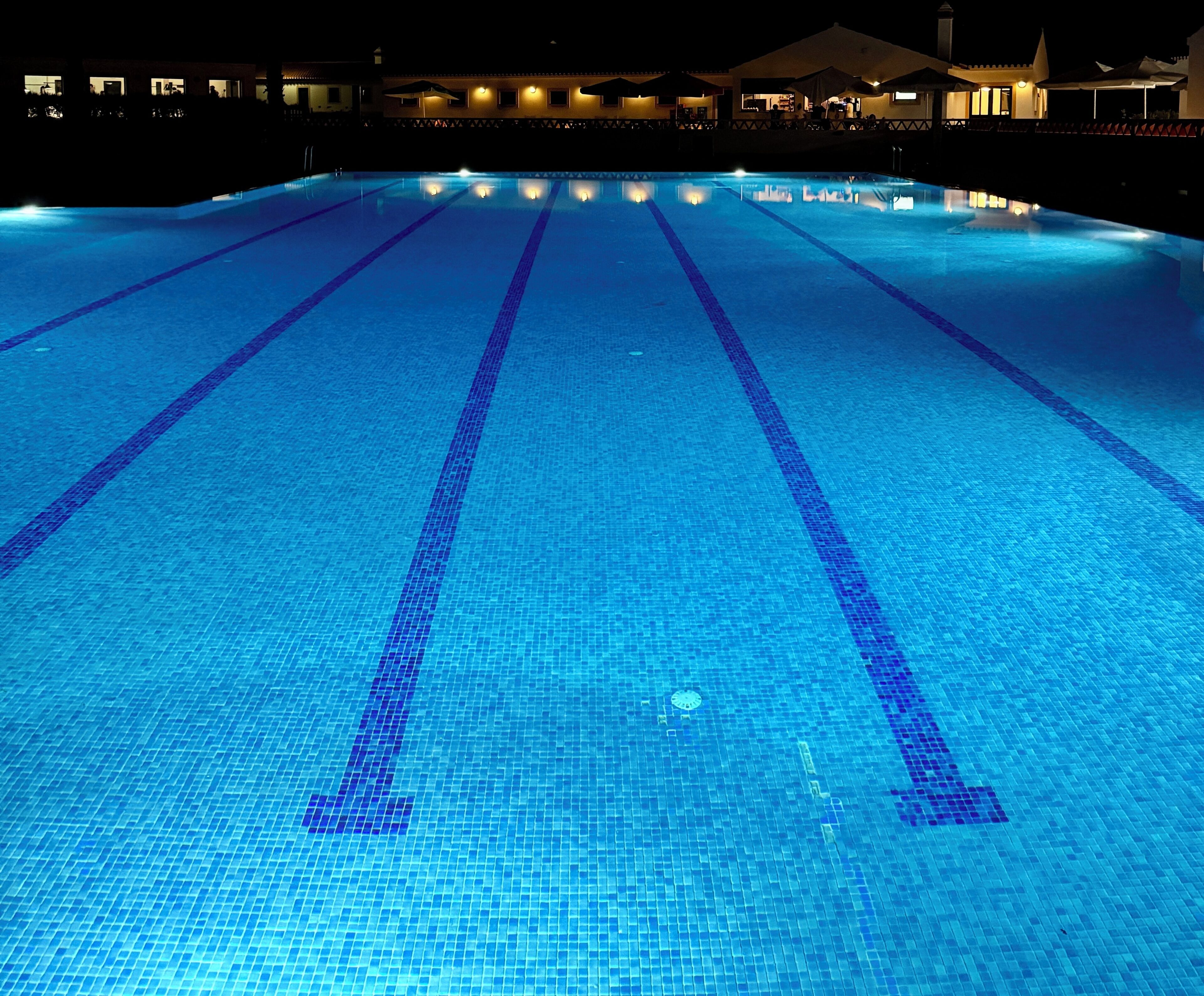 Piscina externa sazonal, funciona das 9h às 21h, espreguiçadeiras