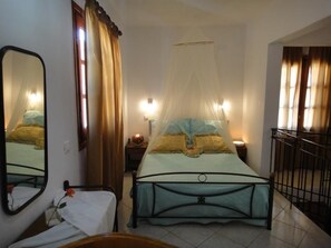 Caja fuerte, sistema de insonorización, tabla de planchar con plancha