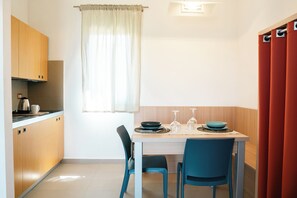 Réfrigérateur, chaise haute, tables à manger