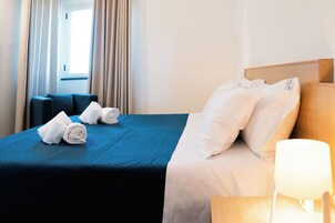 Apartamento estándar | 1 dormitorio, caja fuerte, escritorio y cortinas opacas