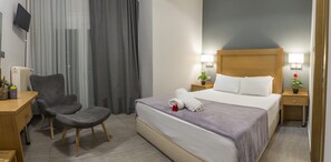 Standard Room | 6 bedrooms, minibar, in-room safe, desk - Park Hotel (Katerini)