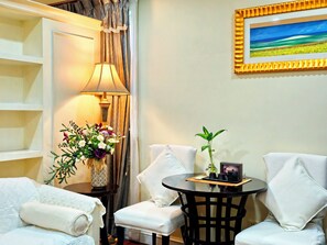 精致大床间 | 高档床上用品、羽绒被、客房内保险箱、办公桌