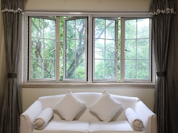 Rom – deluxe | Sengetøy av topp kvalitet, dundyner, safe på rommet og skrivebord