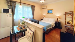 Habitación Deluxe doble | Ropa de cama de alta calidad, edredones de plumas, caja fuerte