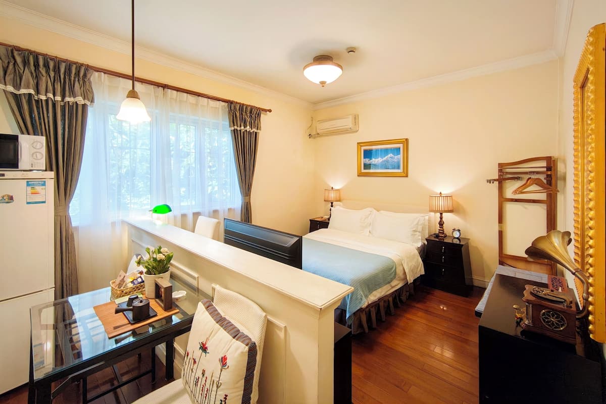 Premium bedding, down duvets, in-room safe, desk