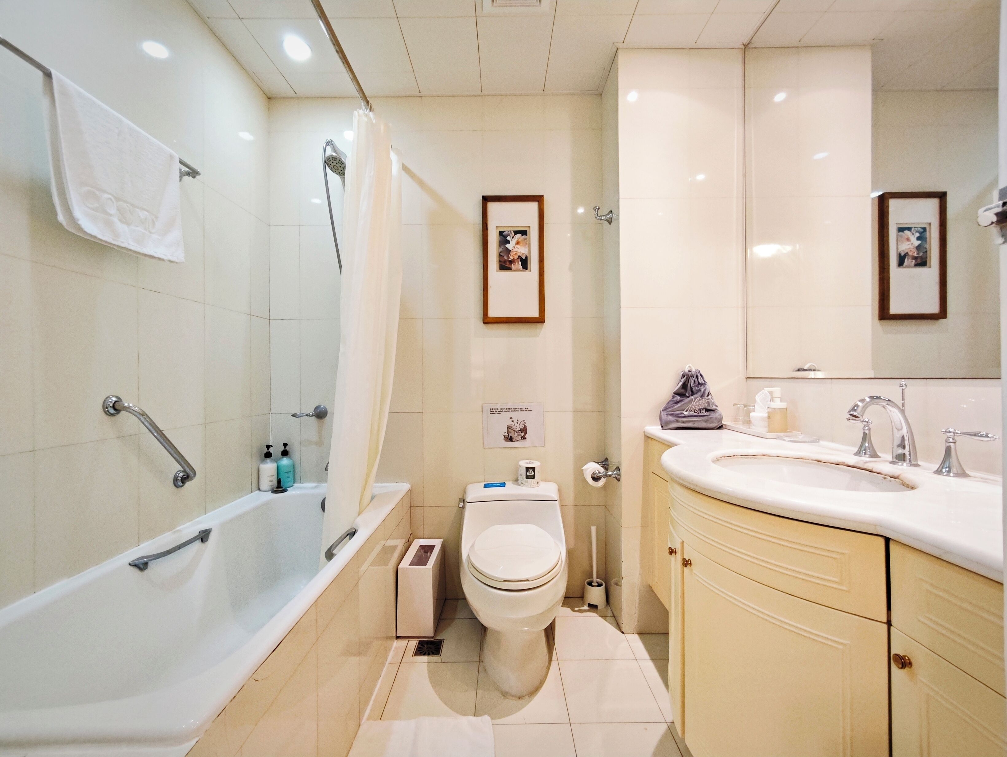 Une salle de bain moderne avec une baignoire, des toilettes et un lavabo.