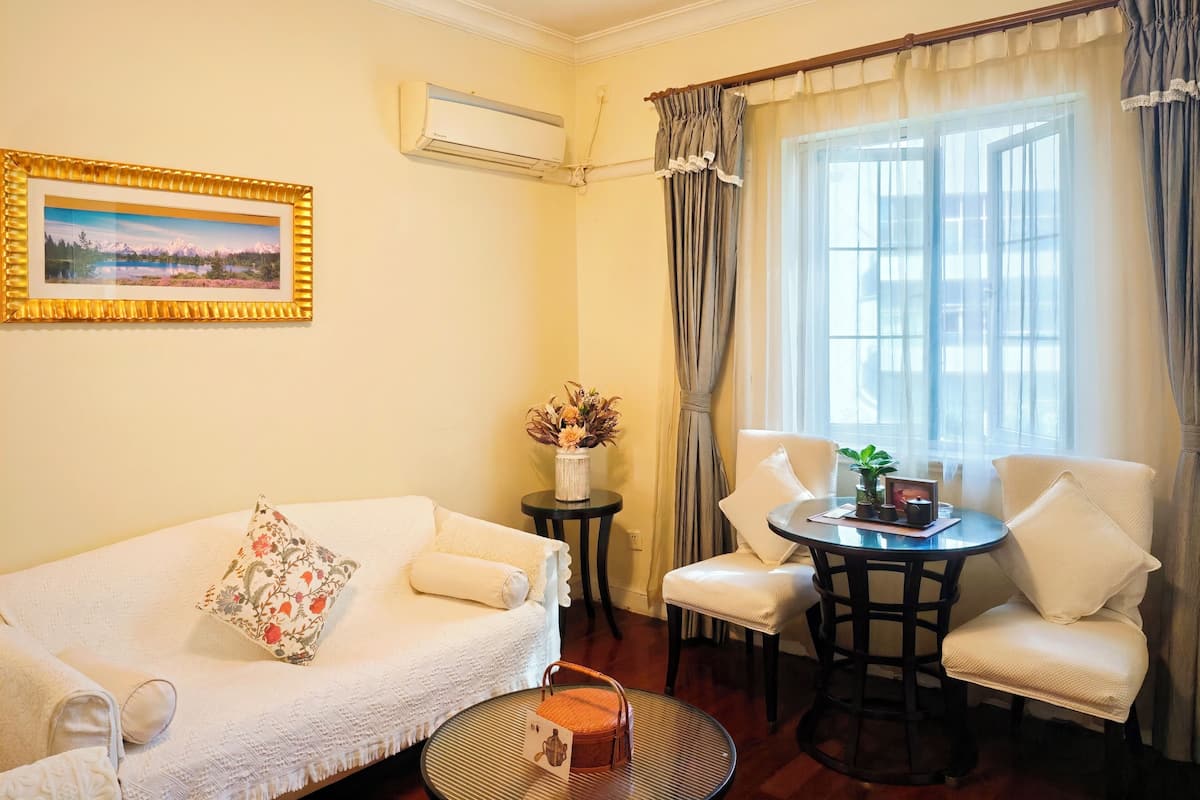 ห้องดีลักซ์สวีท | เครื่องนอนระดับพรีเมียม, ผ้านวมขนเป็ด, ตู้นิรภัยในห้องพัก, โต๊ะทำงาน