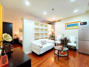 精致大床间 | 高档床上用品、羽绒被、客房内保险箱、办公桌