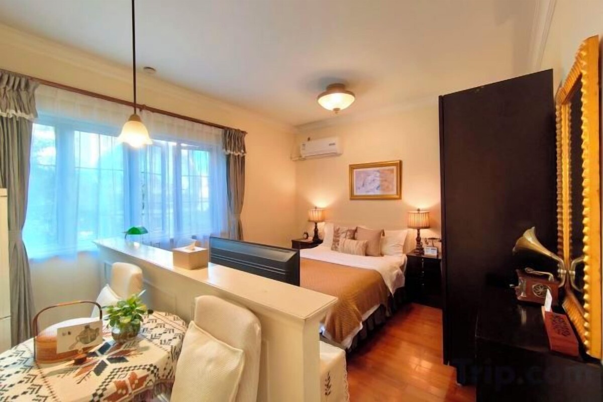 Premium bedding, down comforters, in-room safe, desk