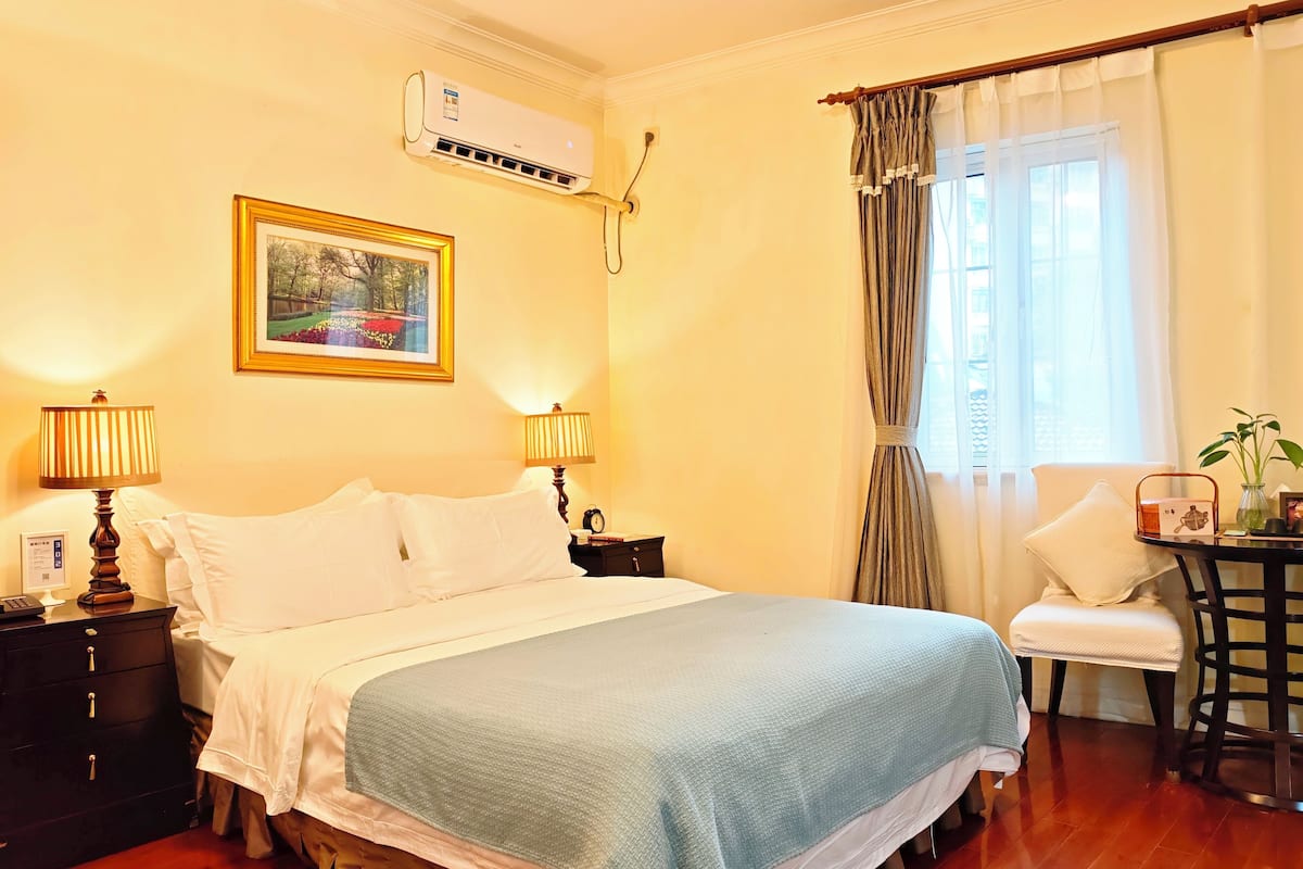 ห้องสแตนดาร์ด | เครื่องนอนระดับพรีเมียม, ผ้านวมขนเป็ด, ตู้นิรภัยในห้องพัก, โต๊ะทำงาน