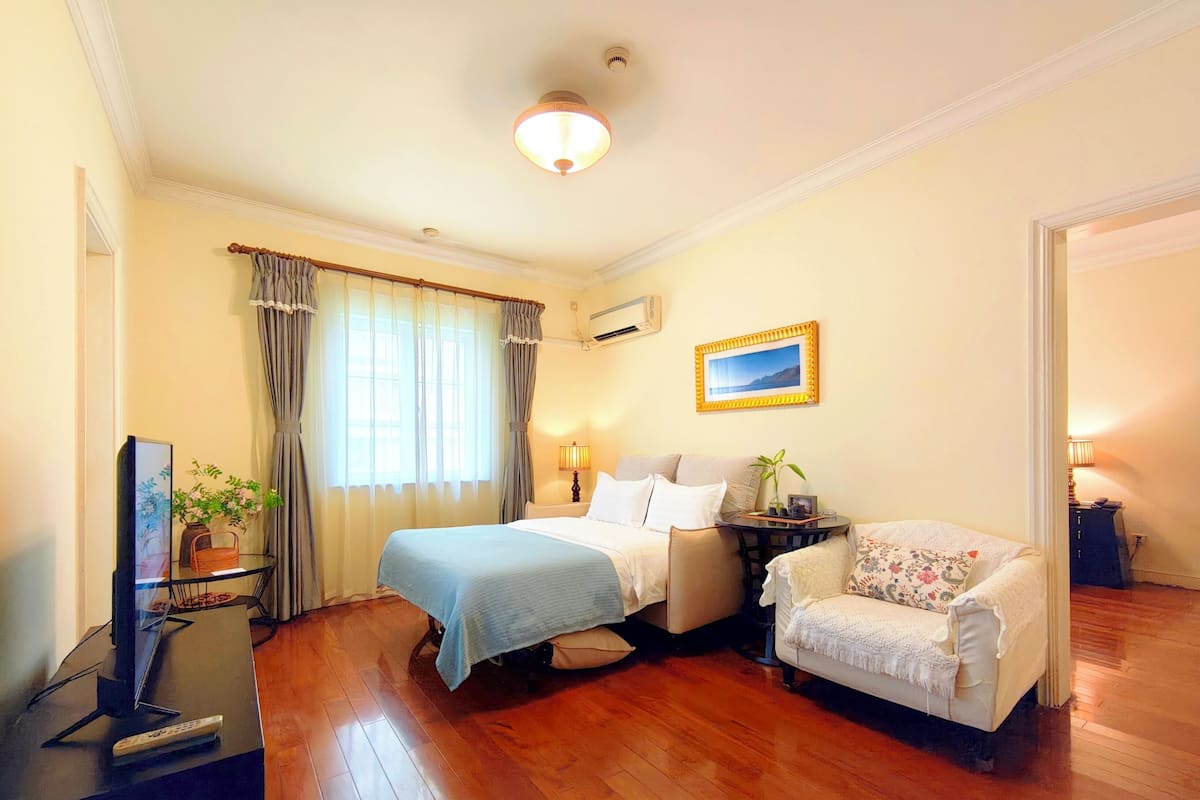 ห้องซูพีเรียสวีท | เครื่องนอนระดับพรีเมียม, ผ้านวมขนเป็ด, ตู้นิรภัยในห้องพัก, โต๊ะทำงาน