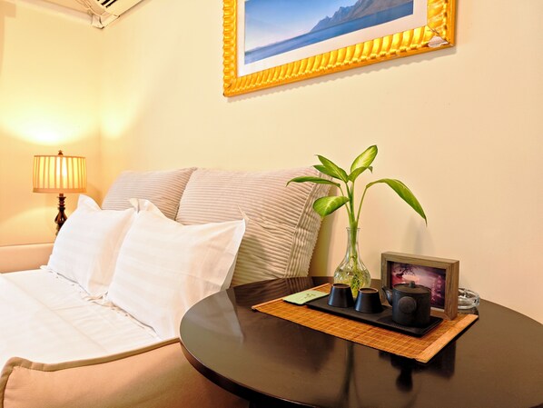 Premium bedding, down duvets, in-room safe, desk - Ladoll Service Apartment (Shanghai)