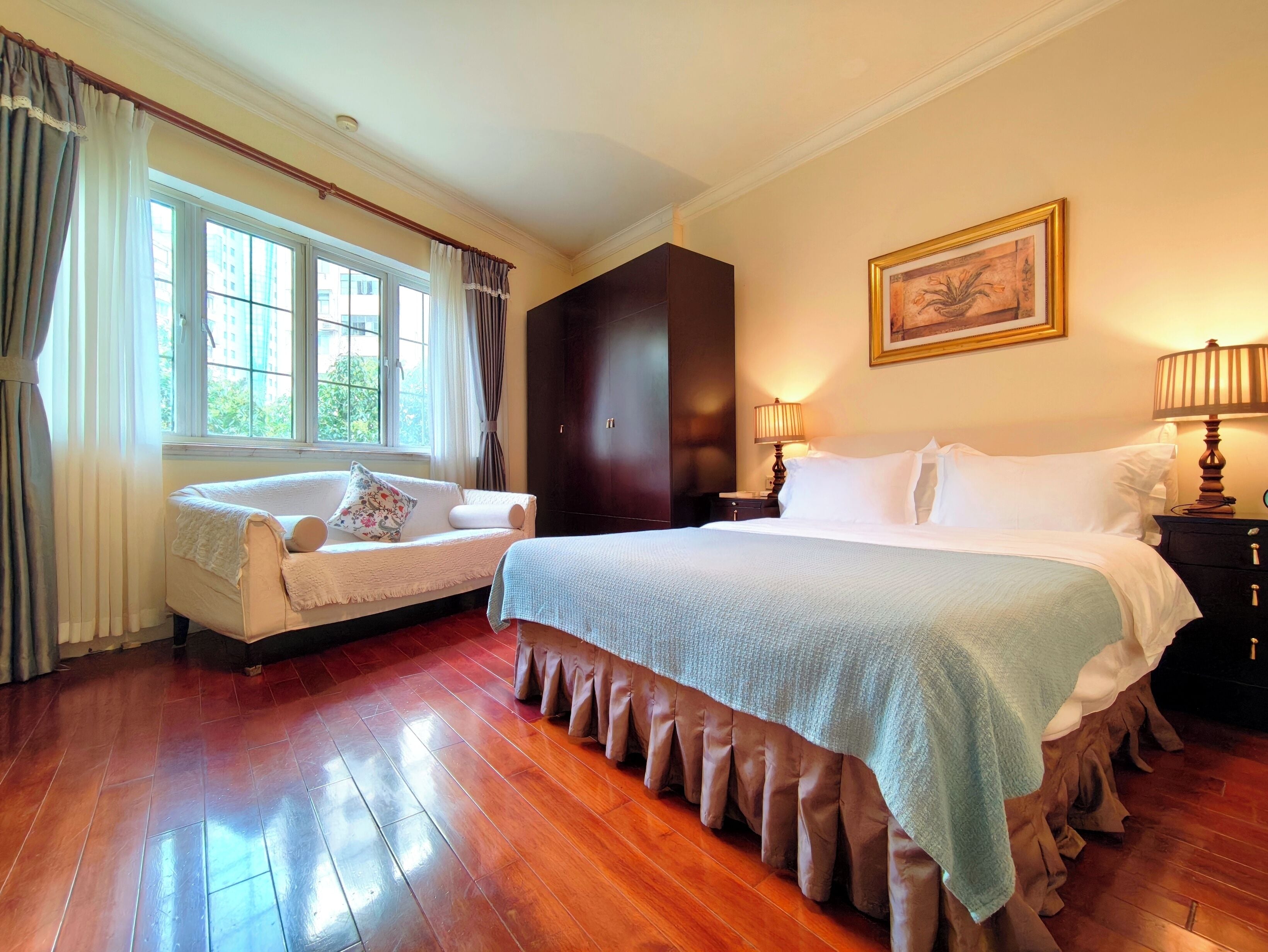 Rom – deluxe | Sengetøy av topp kvalitet, dundyner, safe på rommet og skrivebord