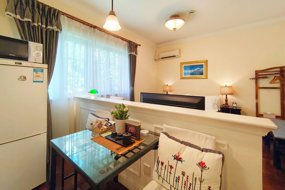 ห้องดีลักซ์ดับเบิล | เครื่องนอนระดับพรีเมียม, ผ้านวมขนเป็ด, ตู้นิรภัยในห้องพัก, โต๊ะทำงาน