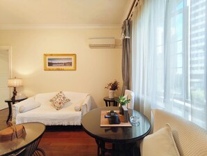 尊荣豪华套间 | 高档床上用品、羽绒被、客房内保险箱、办公桌