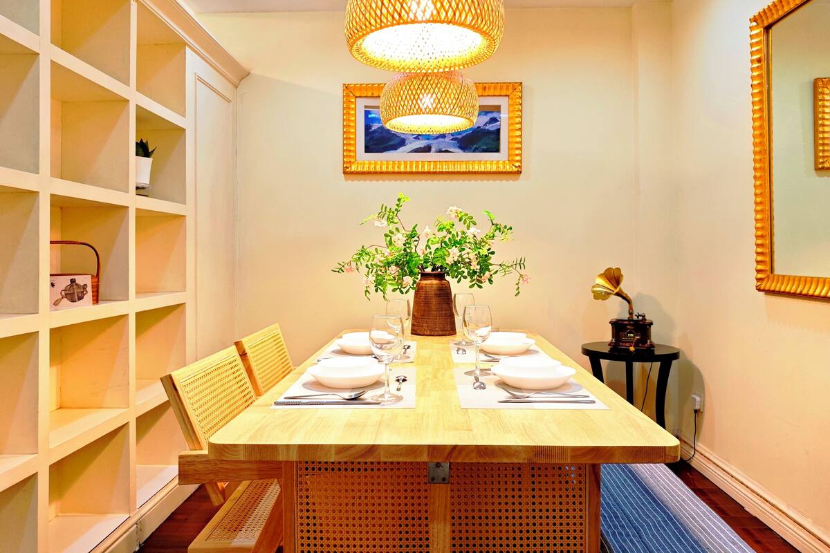 ห้องดีลักซ์ | เครื่องนอนระ ดับพรีเมียม, ผ้านวมขนเป็ด, ตู้นิรภัยในห้องพัก, โต๊ะทำงาน