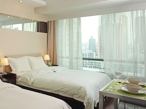 Quarto duplo luxo, cozinha americana, vista para a cidade | Cofres nos quartos, escrivaninha, cortinas blackout