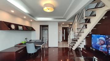 Grand-Maisonette, Badewanne, Stadtblick | 1 Schlafzimmer, Zimmersafe, Schreibtisch, Verdunkelungsvorhänge