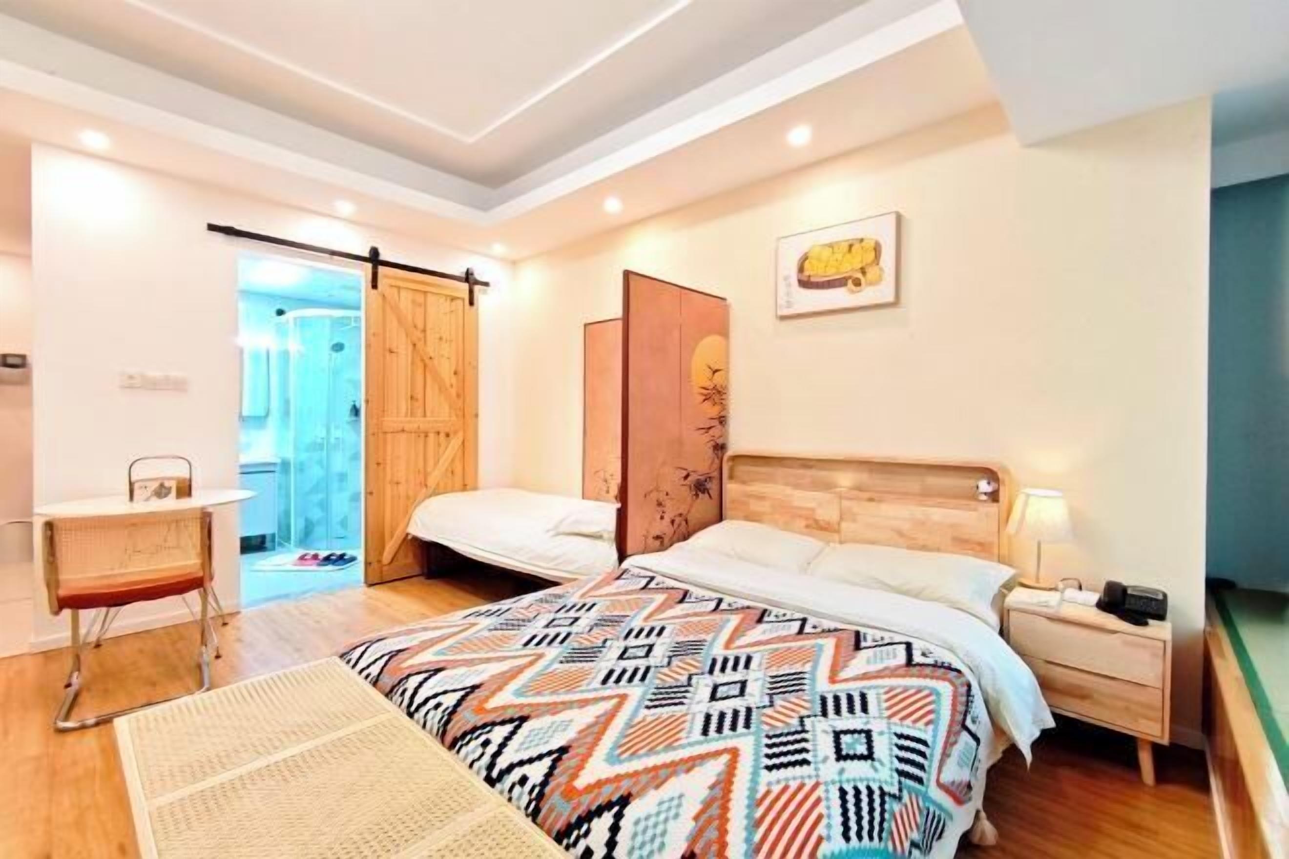 房內夾萬、書桌、遮光窗簾/窗簾、熨斗/熨衫板