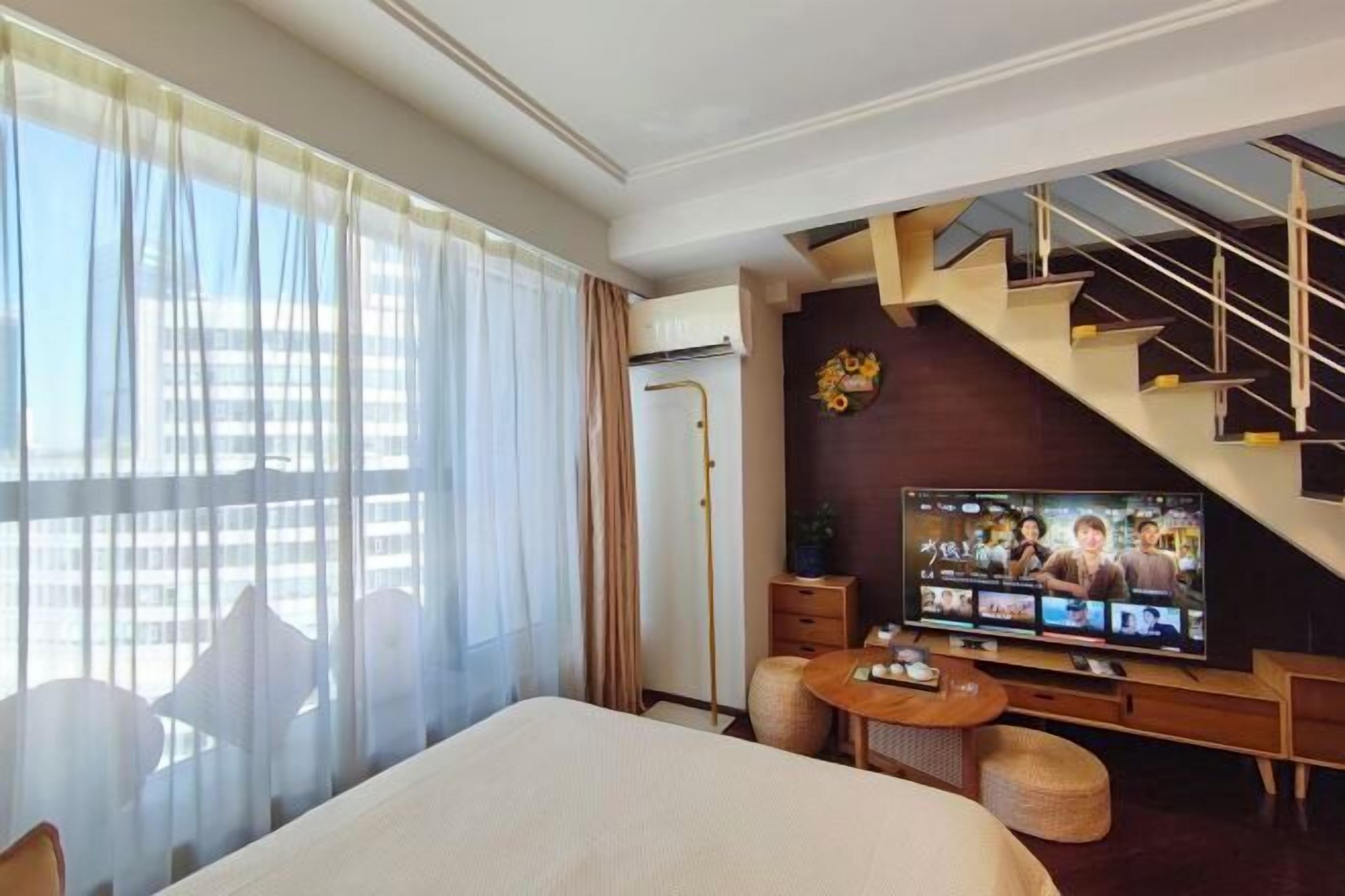 房內夾萬、書桌、遮光窗簾/窗簾、熨斗/熨衫板