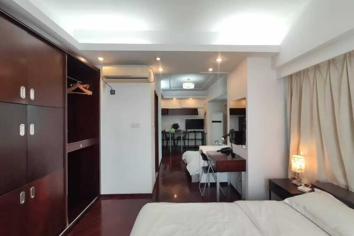 1 habitación, caja de seguridad en la habitación y escritorio