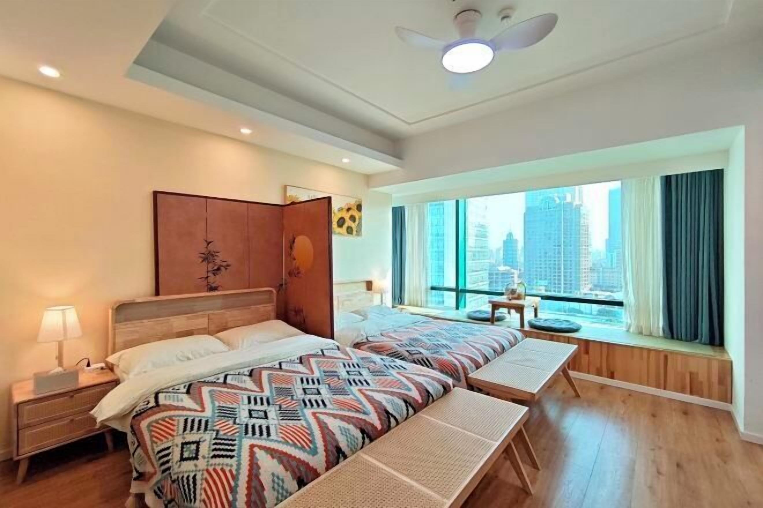 Tallelokero huoneessa, työpöytä, pimennysverhot, silitysrauta/-lauta