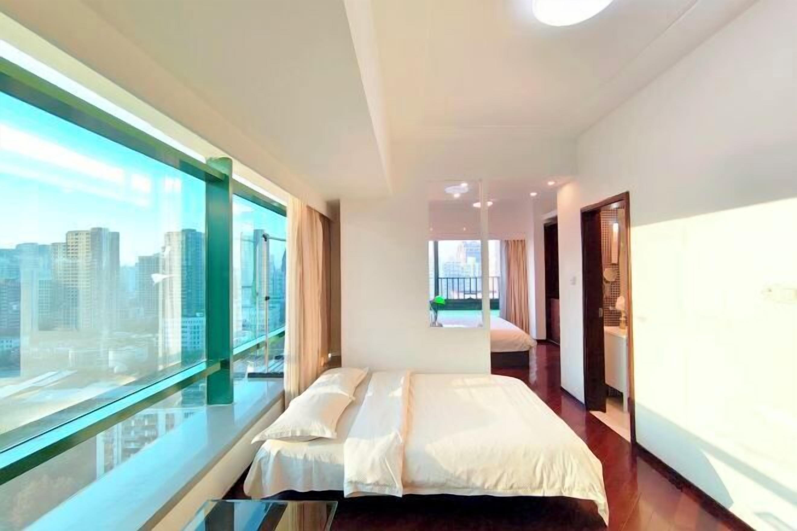 房內夾萬、書桌、遮光窗簾/窗簾、熨斗/熨衫板