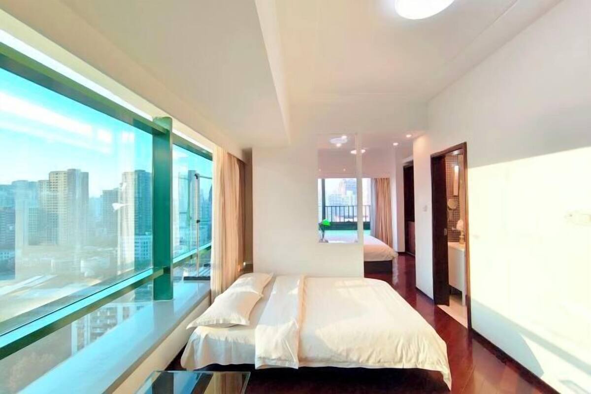 Cofres nos quartos, escrivaninha, cortinas blackout