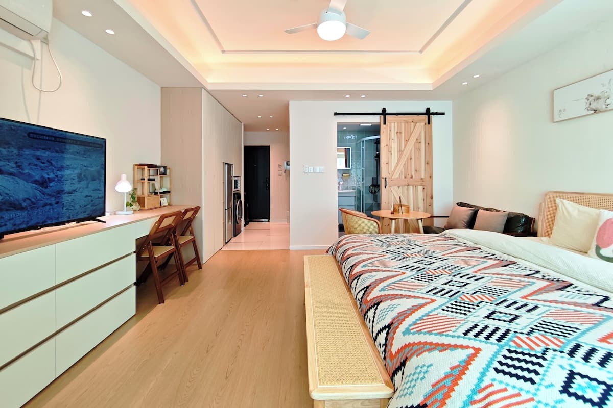 Deluxe Studio (King Size Bed) | In-room safe, desk, blackout drapes, iron/ironing board