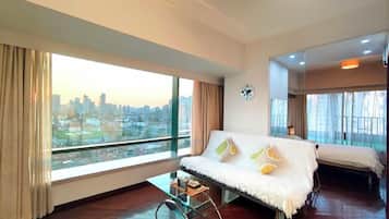Superior Suite, 1 Bedroom, Kitchenette, City View | Peti besi dalam bilik, meja, langsir/tirai gelap terus