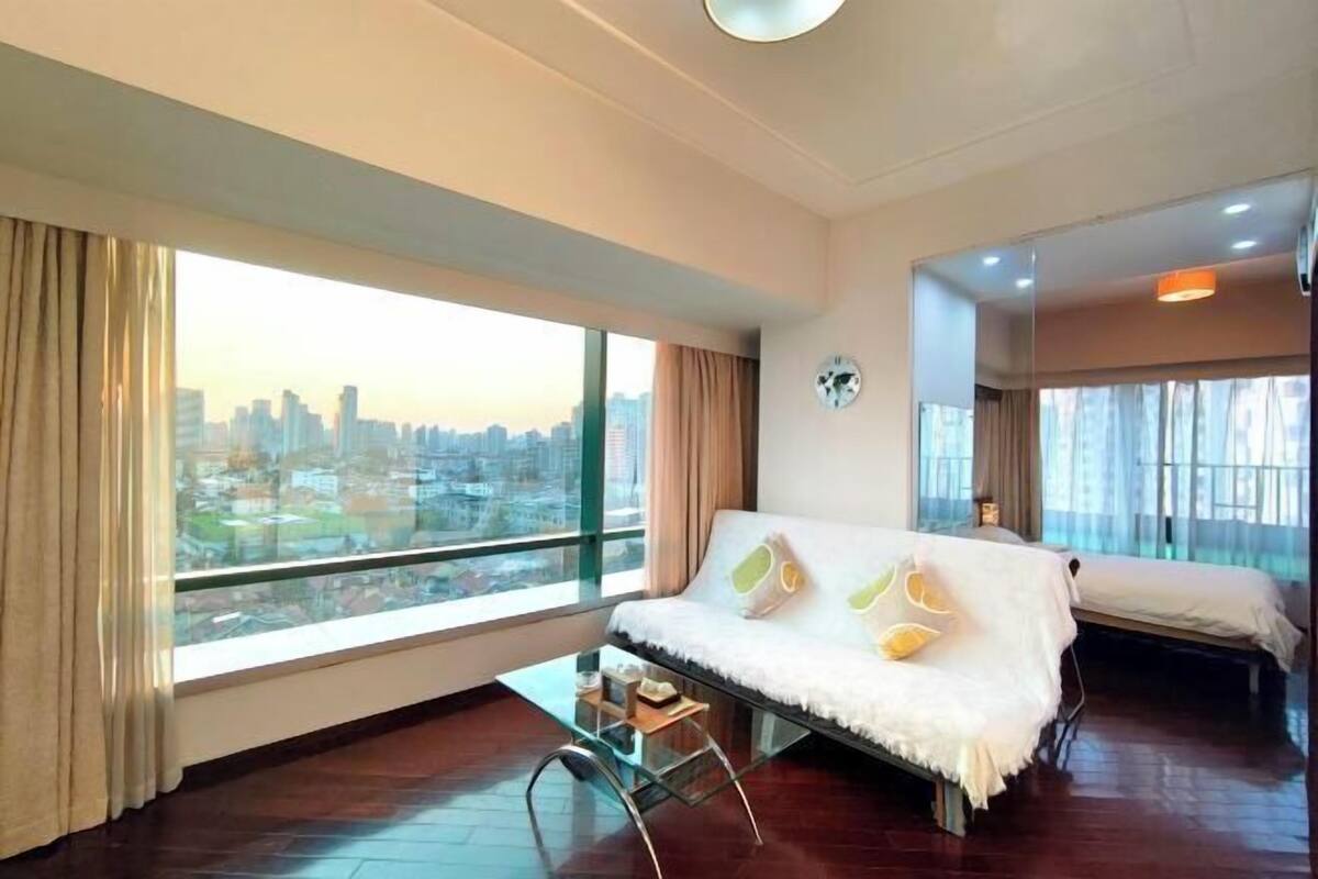 Tallelokero huoneessa, työpöytä, pimennysverhot, silitysrauta/-lauta