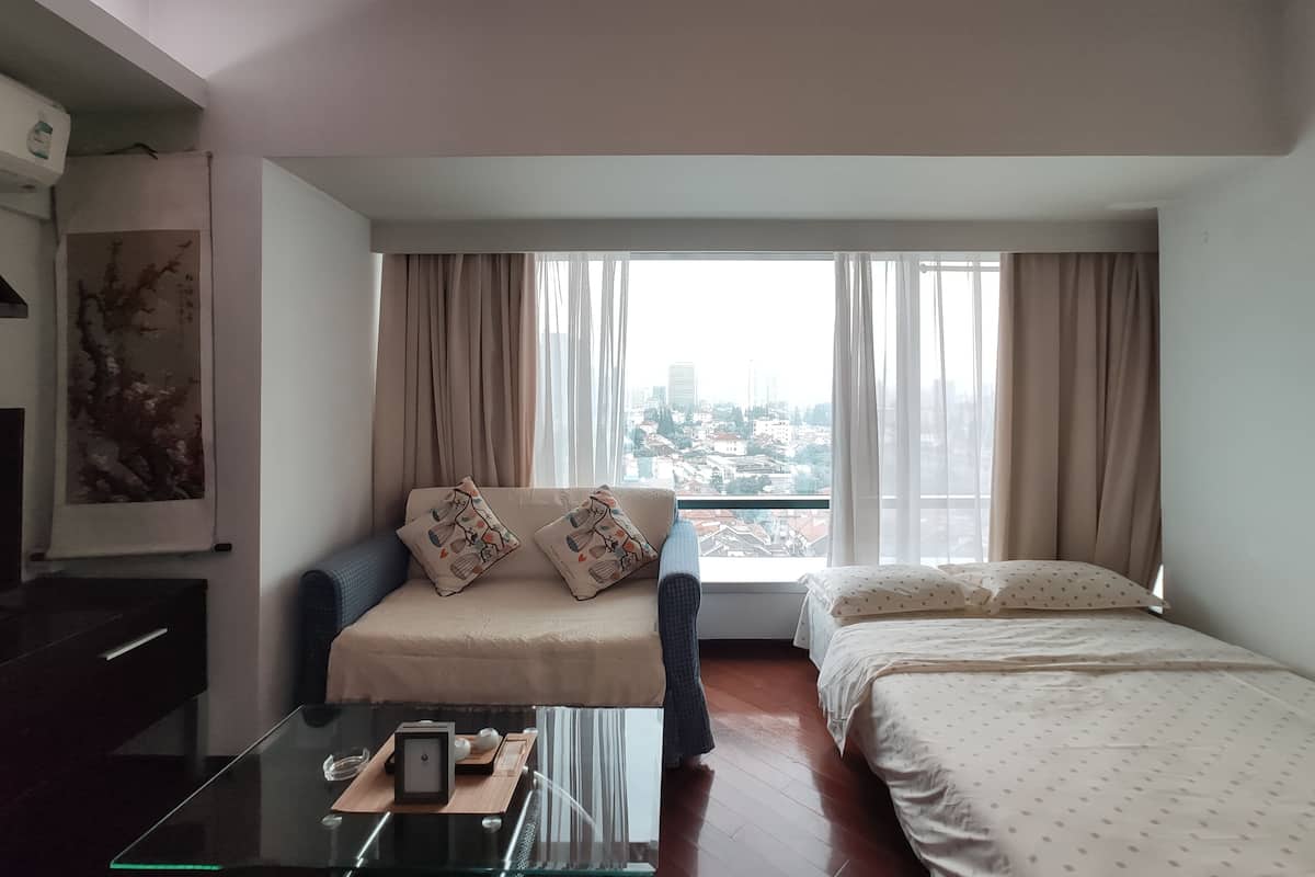 Suite estudio Deluxe | 1 habitación, caja de seguridad en la habitación y escritorio