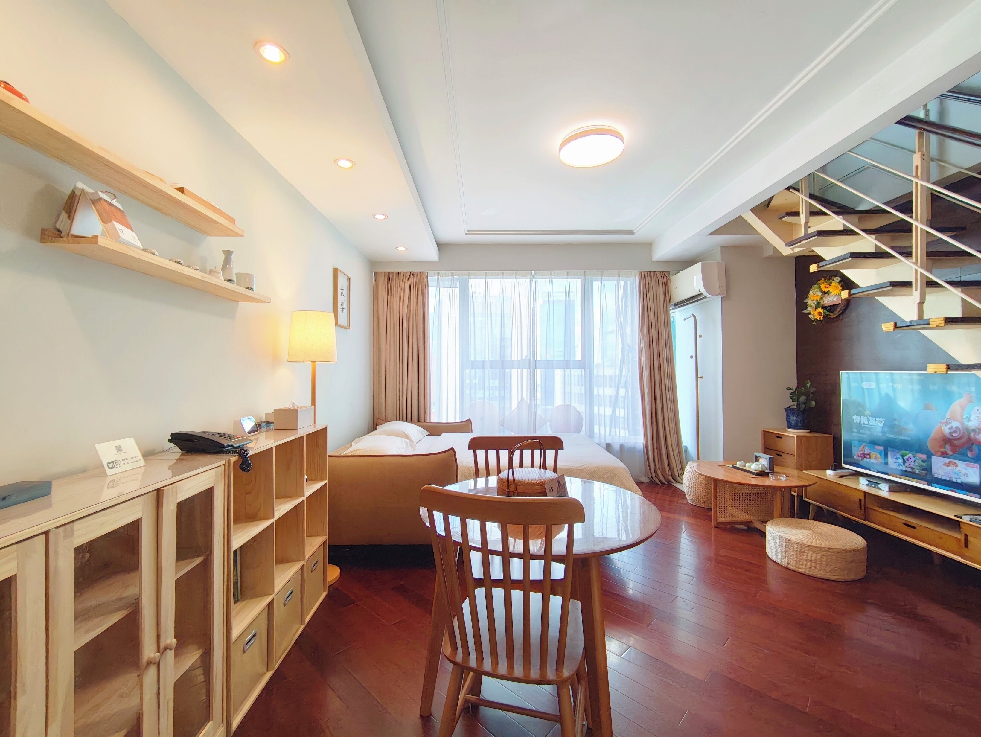 Grand-Maisonette, Badewanne, Stadtblick | Essbereich im Zimmer