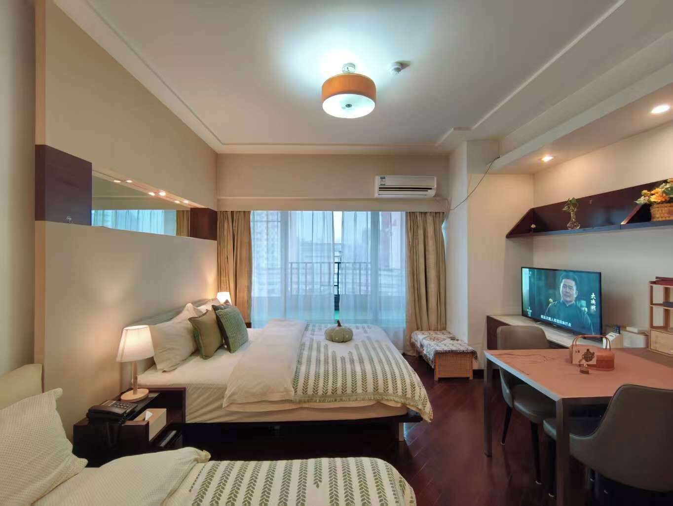 Chambre Deluxe avec lits jumeaux, coin cuisine, vue ville | Vue de la chambre