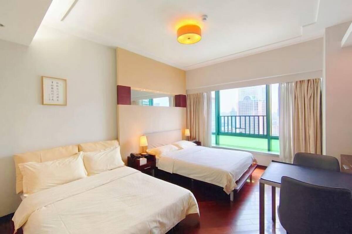 Tallelokero huoneessa, työpöytä, pimennysverhot, silitysrauta/-lauta