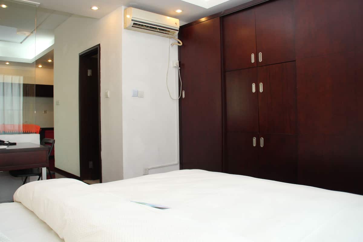 1 habitación, caja de seguridad en la habitación y escritorio